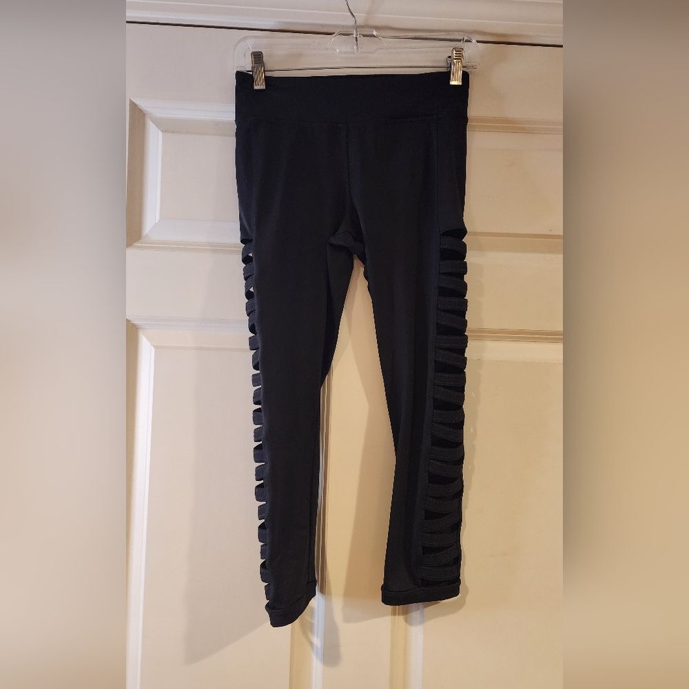 Forever 21 black cropped cutout leggings S